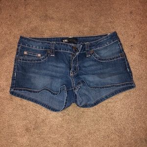 Jean booty shorts